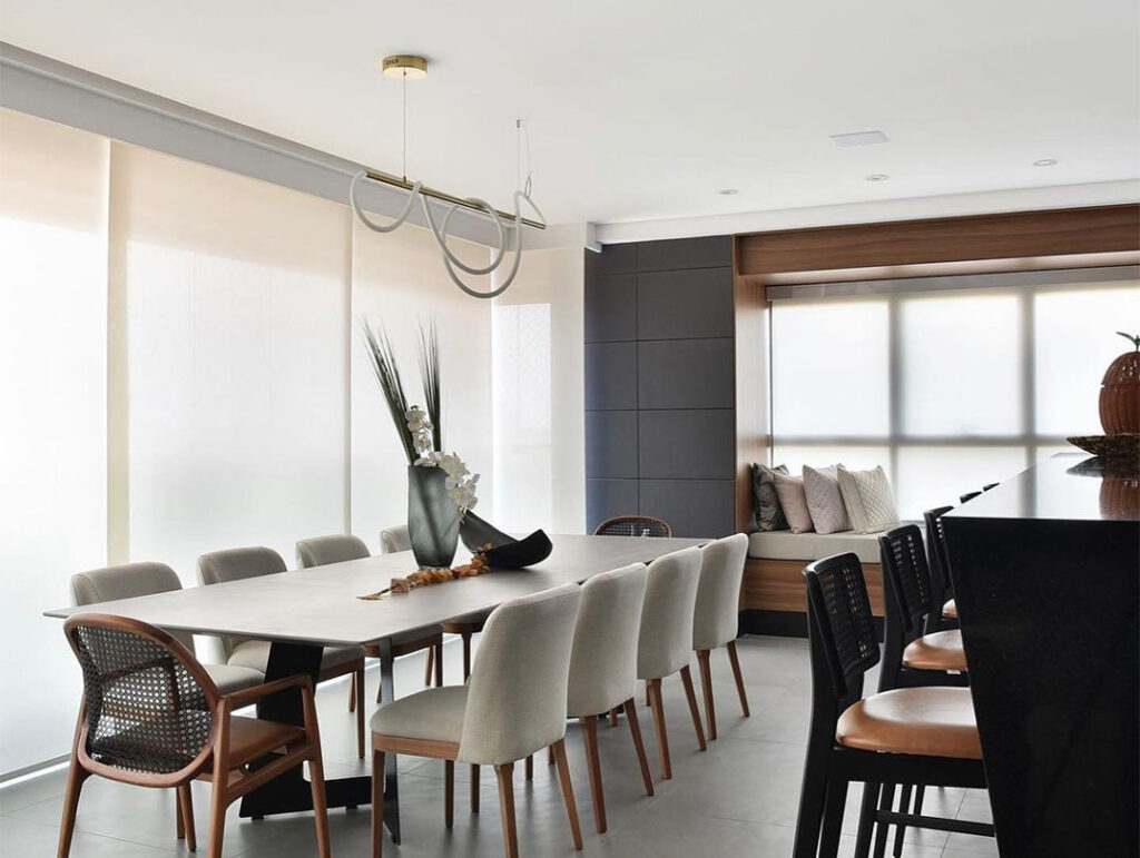Ambiente decorado com cortina rolô instalada pela Decoran Cortinas