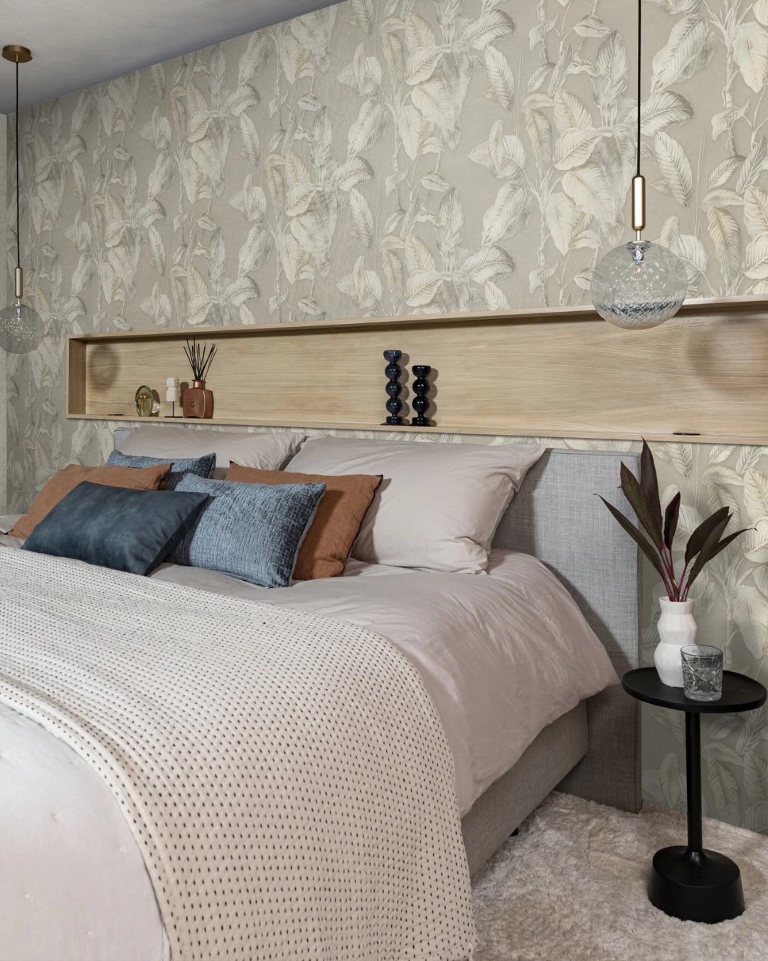 Papel de parede floral com nicho de madeira em quarto