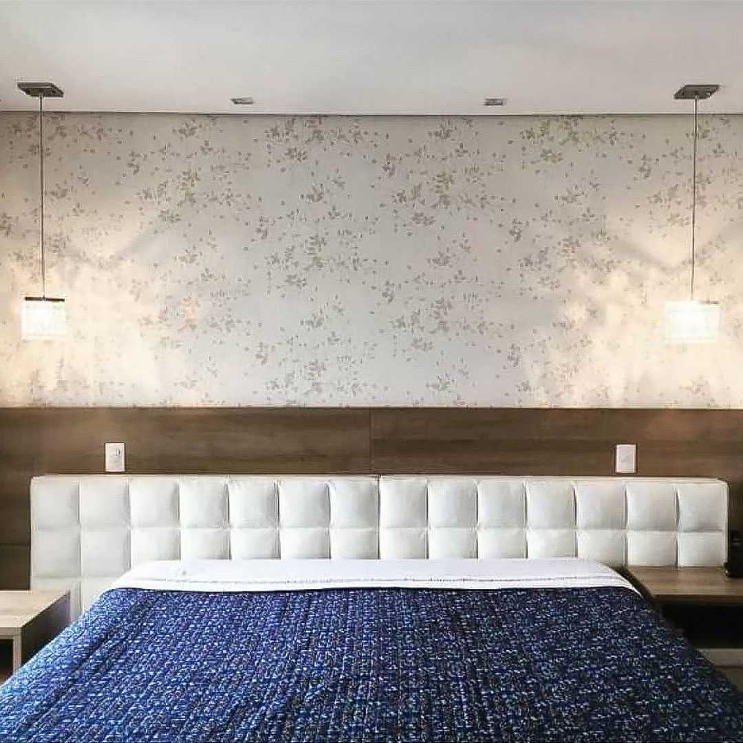 Papel de parede com textura metalizada em quarto de casal
